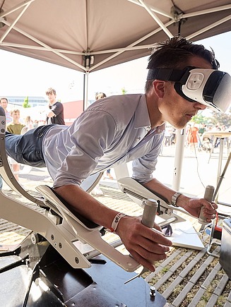 Person mit VR-Brille.