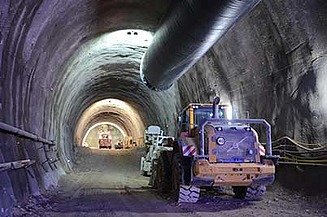 Foto eines Tunnelbaus mit einem Fahrzeug