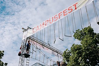 Klettergerüst mit Aufschrift 