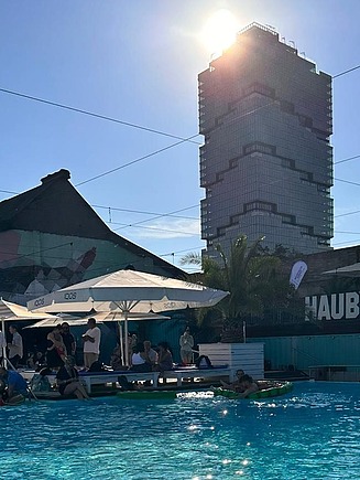 Pool mit dem Schriftzug 