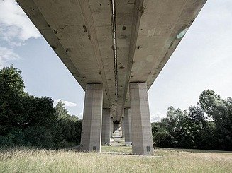 Foto einer Brücke von unten