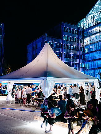 Bild von der beleuchteten Eventlocation auf dem ZÜBLIN-Campus