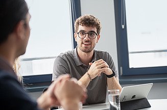 Foto von einem Mann mit einem iPad im Büro