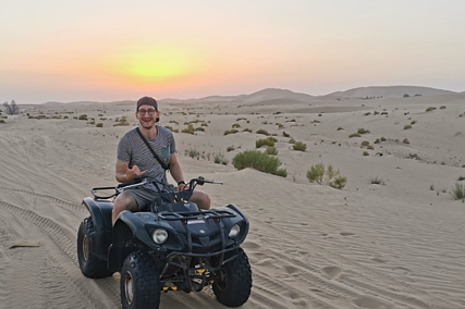 Foto von Mann auf einem Quad in der Wüste