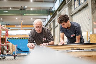 Auszubildender mit seinem Ausbilder gemeinsam am arbeiten