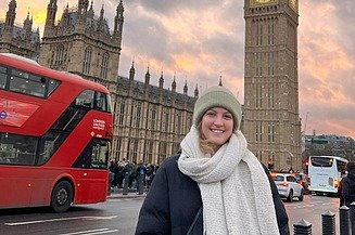 Junge Frau in Winterkleidung, im Hintergrund der Big Ben in London
