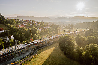 Zwei Mitarbeitende sitzen gemeinsam am Tisch und besprechen etwas.