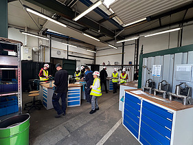 Kinder in Arbeitsschutzkleidung im Stahlwerk