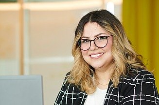 Assistenzpool_Helga Portrait von Helga am Laptop