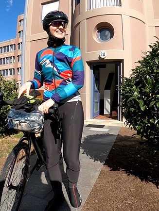 Bild einer Jungingenieurin mit ihrem Fahrrad