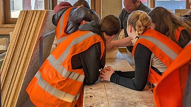 Kinder in der Produktionshalle Aichach