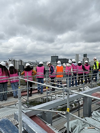 Kinder in Arbeitsschutzkleidung auf einer ZÜBLIN Baustelle.