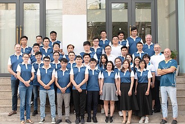 Gruppenfoto von Mitarbeiter:innen in Vietnam