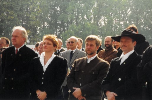 Menschengruppe beim Richtfest