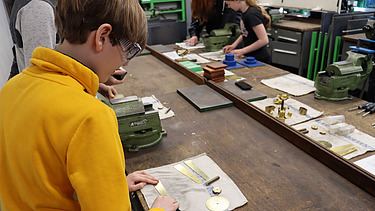 Kinder im Stahlwerk