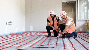 Foto von drei ZÜBLIN Mitarbeiter:innen in einer Besprechung
