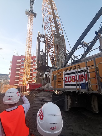 Kinder in Arbeitsschutzkleidung auf einer ZÜBLIN Baustelle.