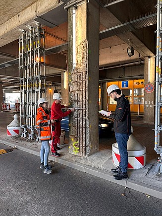 Drei Mitarbeitende bei der Kontrolle auf einer Baustelle