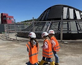 Kinder in Arbeitsschutzkleidung auf der S21-Baustelle