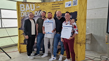 Oberpolier Mike bei der feierlichen Vergabe der Abschlusszertifikate zur Polierausbildung Arm in Arm mit 4 Kollegen