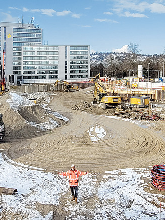 Bild von der Baustelle des Landratsamt Esslingen mit einer Person darauf.