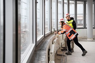 ZÜBLIN Mitarbeiterin, die konzentriert in einen PC-Bildschirm schaut und arbeitet.
