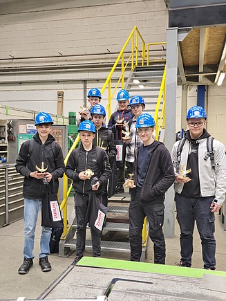 Kinder in Arbeitsschutzkleidung in der Produktionshalle von ZÜBLIN Stahlbau.