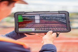 Foto von drei Mitarbeiterinnen, die auf den Bildschirm schauen