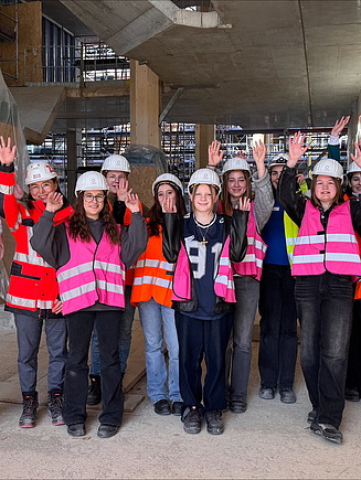 Kinder in Arbeitsschutzkleidung auf einer ZÜBLIN Baustelle.