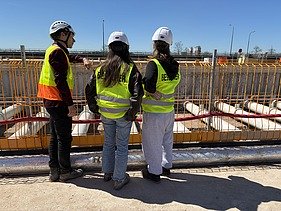 Kinder in Arbeitsschutzkleidung auf der Baustelle Schleuse Kriegenbrunn