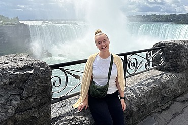 Trainee Anne lachend vor den Niagara-Fällen
