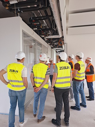 Holger mit Student:innen der Hochschule Esslingen bei einer Exkursion