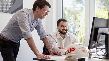 Foto von einer Projektleiterin, die gerade am PC arbeitet
