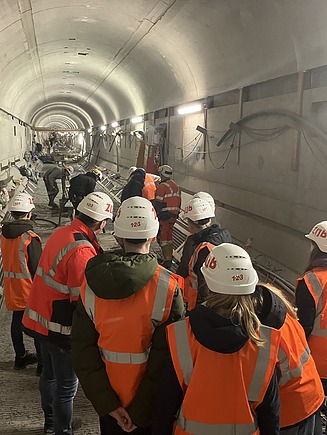 Kinder in Arbeitsschutzkleidung auf einer ZÜBLIN Baustelle im Elbtunnel.