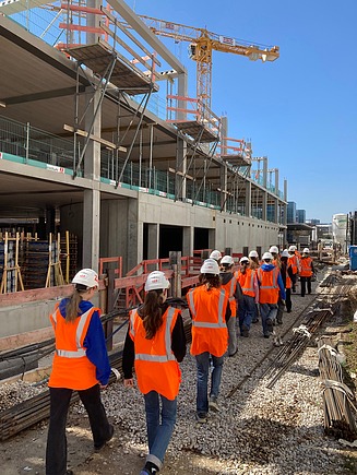 Kinder in Arbeitsschutzkleidung auf einer ZÜBLIN Baustelle.