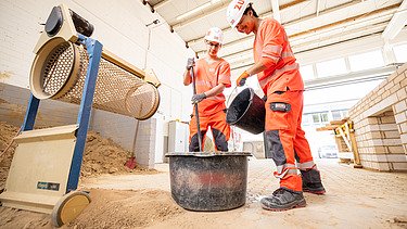 Zwei Auszubildende in der Konzernlehrwerkstatt