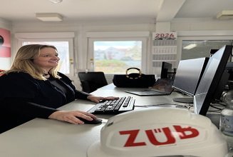Mitarbeiterin am Schreibtisch im Baucontainer