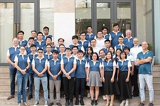 Gruppenfoto von Mitarbeiter:innen in Vietnam