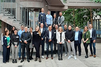 Gruppenfoto Azubi-Ehrung Gruppenfoto mit den Azubis, Ausbilder:innen, Betriebsrat und Vorstand