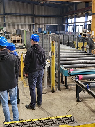 Kinder in Arbeitsschutzkleidung in der Produktionshalle von ZÜBLIN Stahlbau.