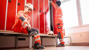 Zwei Auszubildende in der Konzernlehrwerkstatt
