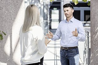 Foto von einem Mann und einer Frau im Gespräch 