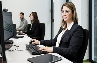 ZÜBLIN Mitarbeiterin, die konzentriert in einen PC-Bildschirm schaut und arbeitet.
