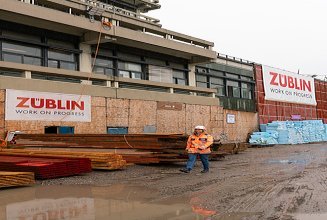 ZÜBLIN Mitarbeiterin mit Smartphone auf der Baustelle.