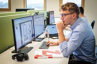 Mitarbeiter beim Arbeiten im Büro