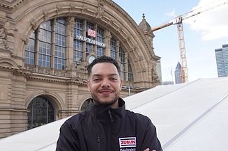 Projekt-Bauoberleiter Joshua vor der Baustelle in Frankfurt am Main Hauptbahnhof