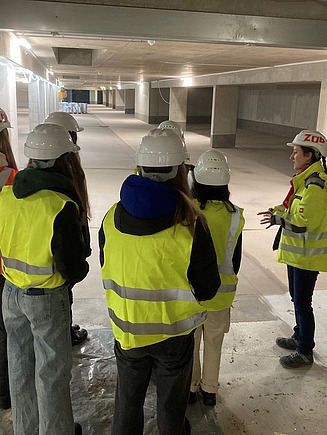 Kinder in Arbeitsschutzkleidung auf einer ZÜBLIN Baustelle in Nürnberg.