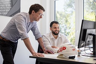 Foto von einer Projektleiterin, die gerade am PC arbeitet