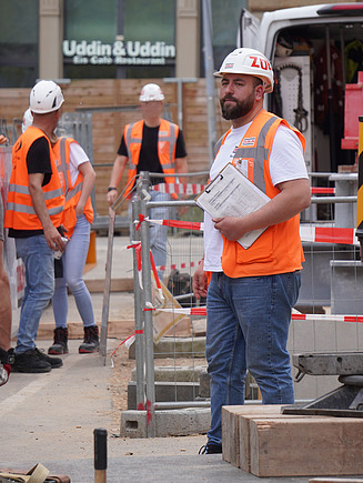 Muhammed koordiniert das Baustellenteam bei der Kranmontage