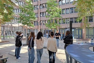 Eine Gruppe Schüler:innen steht im Stuttgarter ZÜBLIN-Haus.